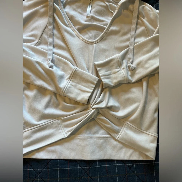 Fabeltics cropped twist front hoodie - Picture 6 of 13